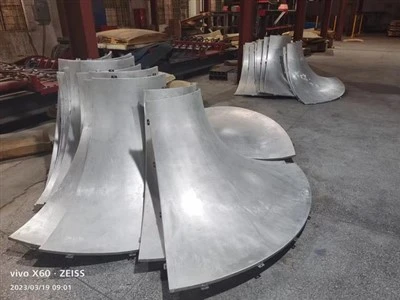 Aluminijski dvostruki zakrivljeni stup i stropovi