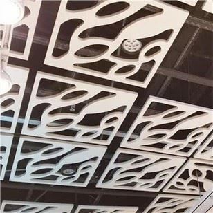 Strop od aluminijske rešetke