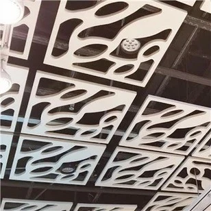 Strop od aluminijske rešetke